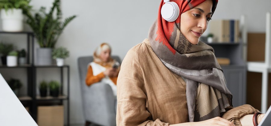 Student learning Quran online